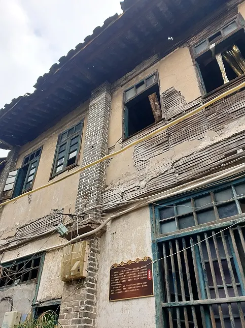 這裡曾是抗戰時期的醫院，許多前線的傷兵治好後就在此定居下來