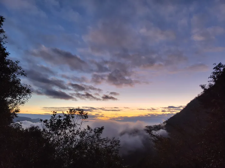 手持SHARP AQUOS sense8拍攝石山林道的黃昏彩霞,這張是這系列手機照片裡,顏色表現我最滿意的一張。