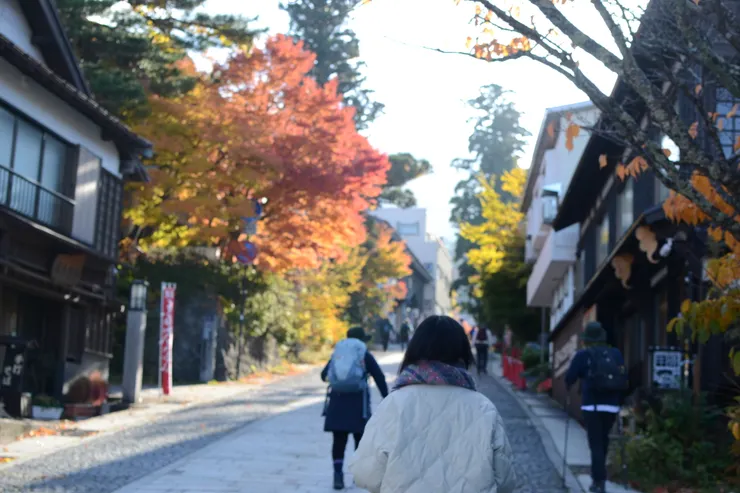往大山寺的路上有一些餐廳,民宿跟小店