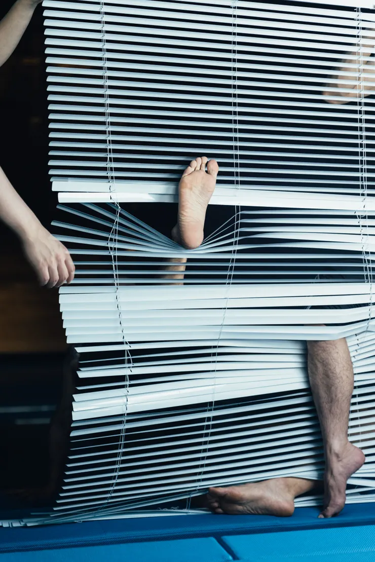 百葉窗具像的抽象化，與表演者間的默契與空間即興互動方式。攝影/陳藝堂