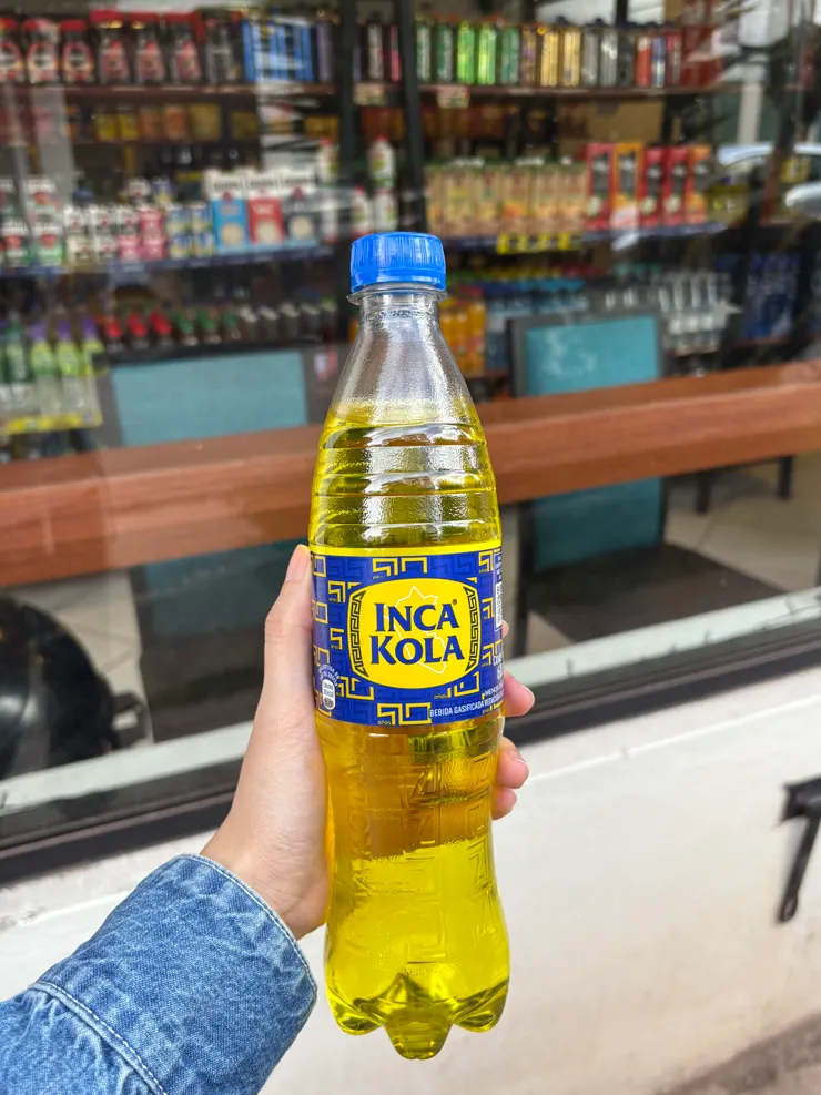 秘魯國民飲料Inca Kola，有點像是多了淡淡草藥味的維大力，查了一下才知道原來是以檸檬馬鞭草所提煉而成的口味。
