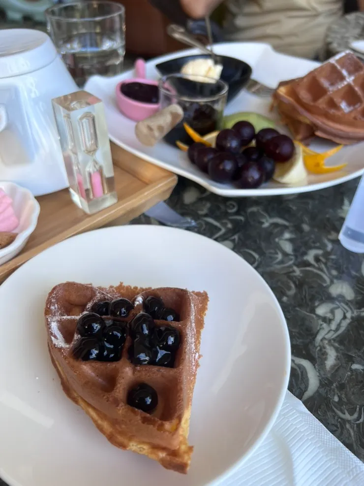 美國的鬆餅不是淋楓糖漿就是奶油，我們這一盤卻是淋了奶茶的珍珠，這個甜味居然很配耶！