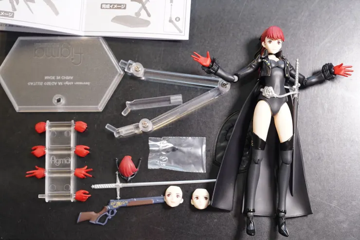 內容物一覽，替換臉部、面具、替換手、支架、槍劍武器、備用關節。