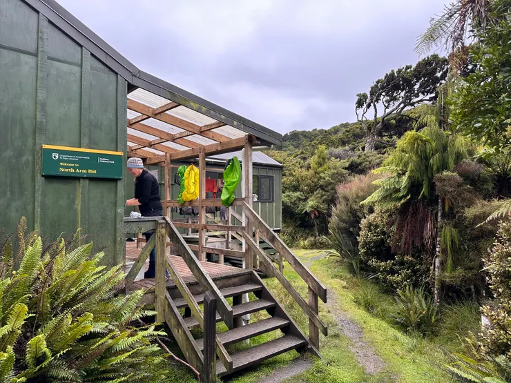 山屋距離營地約五分鐘路程，讓人稱羨的是厚實的床墊與偌大的交誼廳。