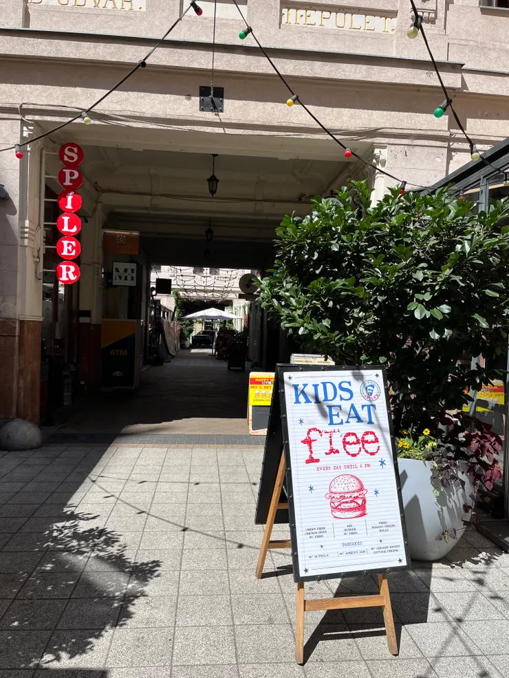 Kids eat free 小朋友免費餐!