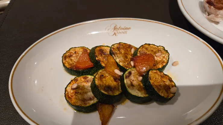 肯瓊櫛瓜松子(數數後松子只有8顆)