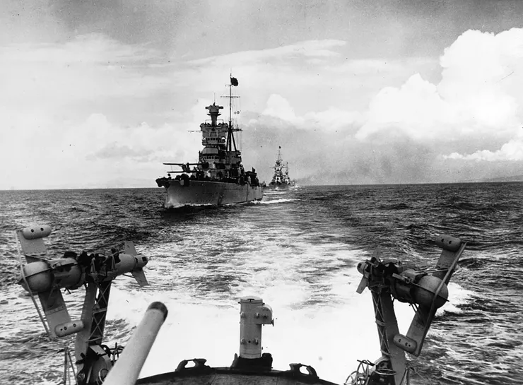 從魚雷艇船尾看特倫托號和的里雅斯特號