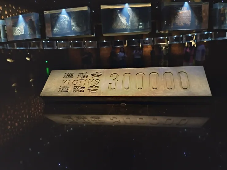 寫著當時罹難人數的紀念牌