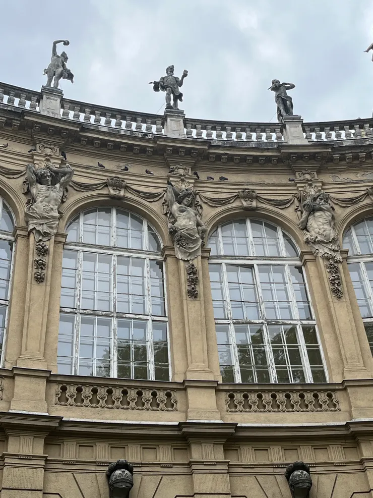 博物館上的雕像很細緻