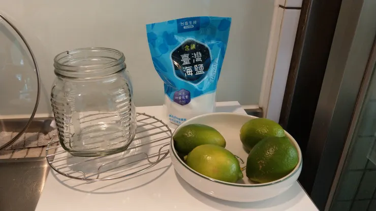 材料非常簡單，只有檸檬和鹽