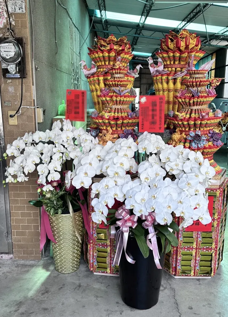 心情故事花房：台南喪禮蘭花、羅馬柱及各種喪禮用品的專業選擇，提供迅速服務與網路諮詢"