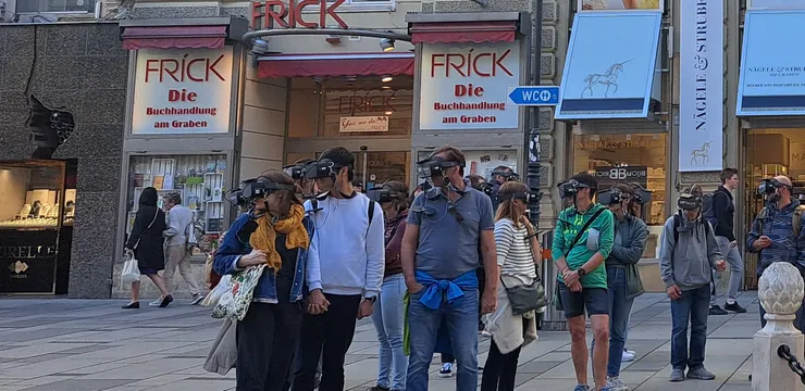 街頭看到 戴VR旅遊團 真的很尬 哈.. 不危險嗎...還好這裡小偷不多