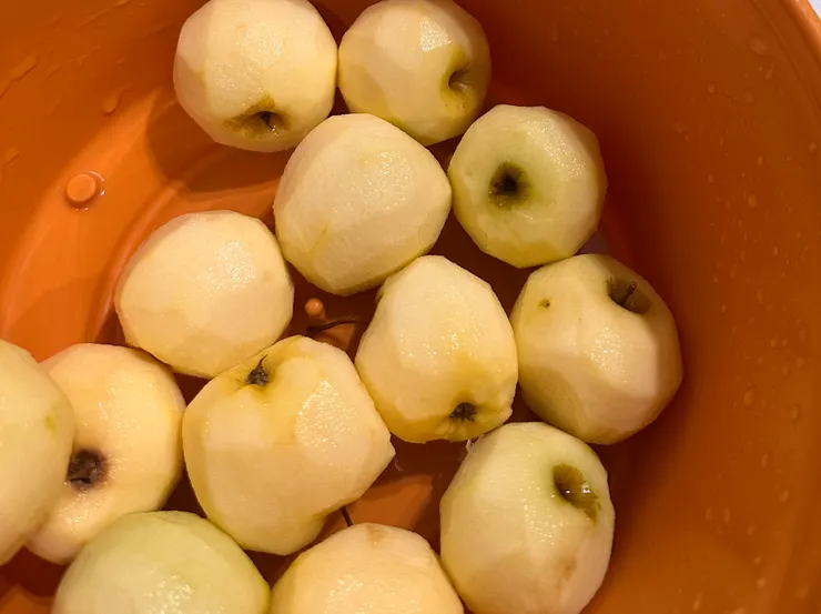 在寄宿家庭做蘋果塔慶生：先削蘋果，然後切片