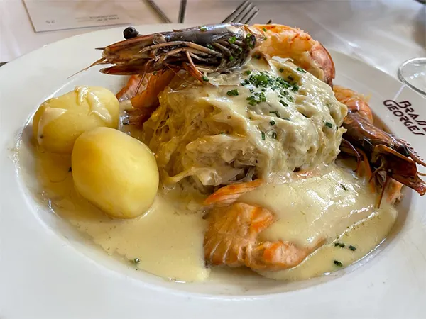 必點的阿爾薩斯特色料理酸菜，海鮮搭配白醬緩和了酸味，飽足感滿分