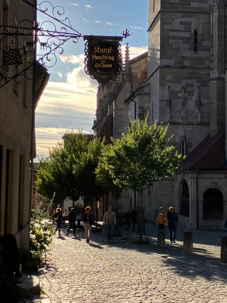 羅騰堡教堂旁寧靜的道路