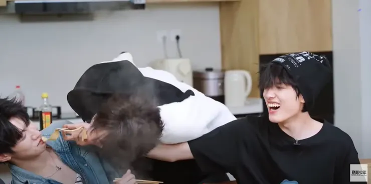 真的太炸裂了啦!但蘇新皓真的猛,低下頭就咬過去,好A!