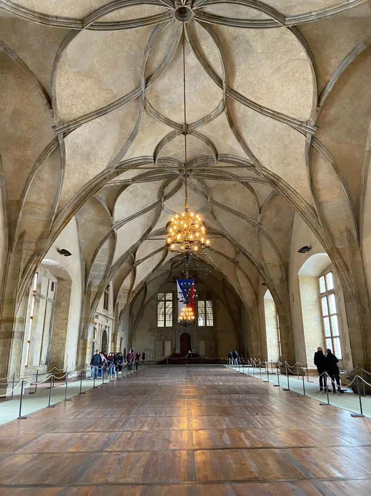 找資料的時候看到，這個大廳叫做Vladislav Hall弗拉季斯拉夫廳，以前是個會讓騎士騎馬進來比賽，有夠瘋狂