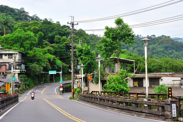 【車往訓練所行經小粗坑不覺頻回首！大合照後登車前往訓練所晚宴，經過小粗坑，橋右邊盡頭處有條小路，進去約百來米是JB任職總處時寄居近4年的宿舍，看著不免百感交集。】