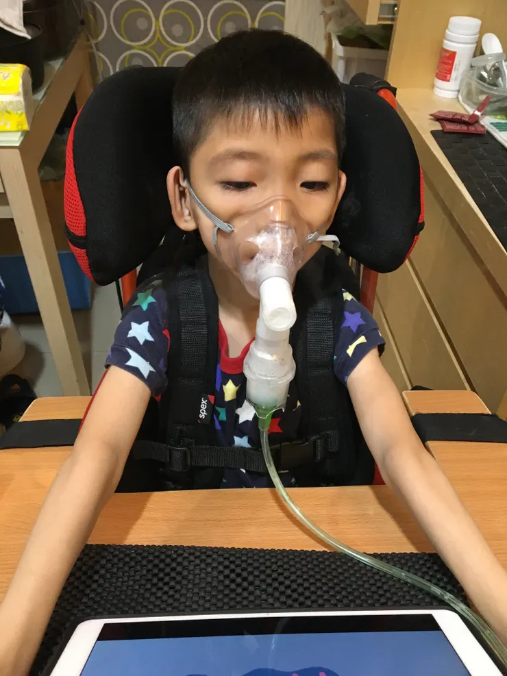 對於重度腦麻兒來說,這樣吹痰是密不可分的日常。(吹完後拍痰) 2020