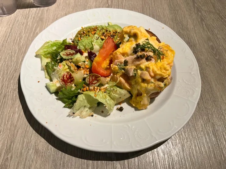 燻鮭魚炒蛋早午餐。