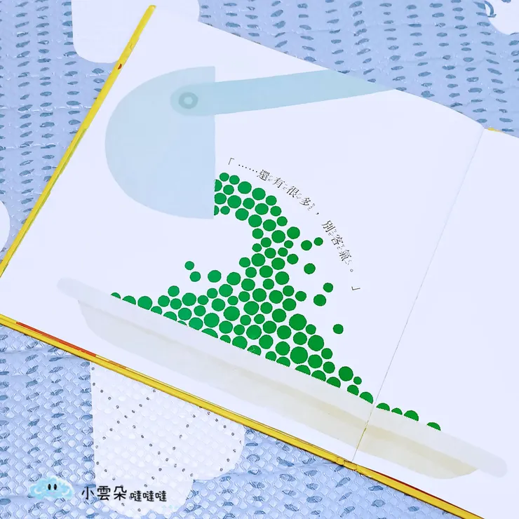 爸爸又挖了一大杓的豌豆進南西的盤子裡