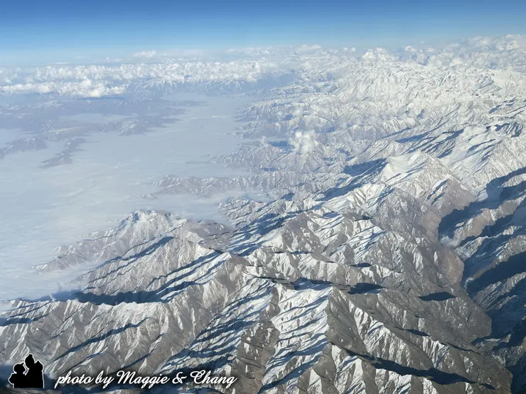 山峰間的陰影層次分明讓人感受到自然的浩瀚與純淨，也彷彿提醒著人類在大自然面前的渺小。