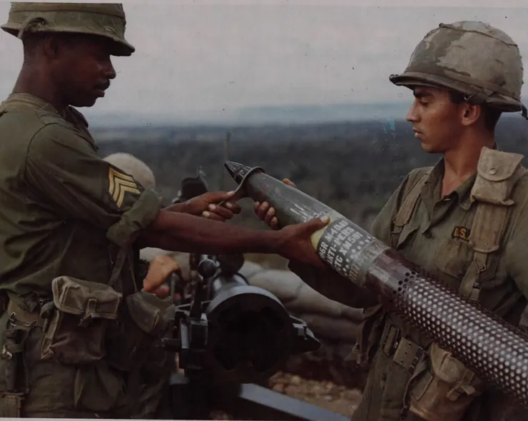 為M40的M581蜂巢反人員彈裝訂引信的美軍，M581內部8個隔間裝填有上千枚金屬鏢，能夠散佈在非常大的範圍，代價是輕質且缺乏穩定的金屬鏢有效射程只有300米