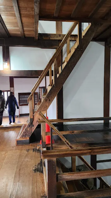 天守閣的樓梯不是普通的陡