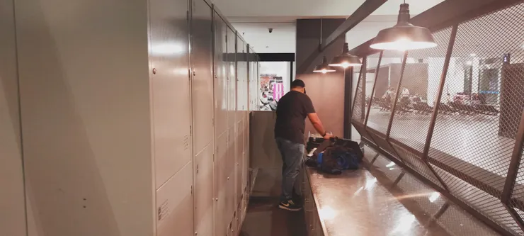進去膠囊前在櫃檯對面要先放行李箱