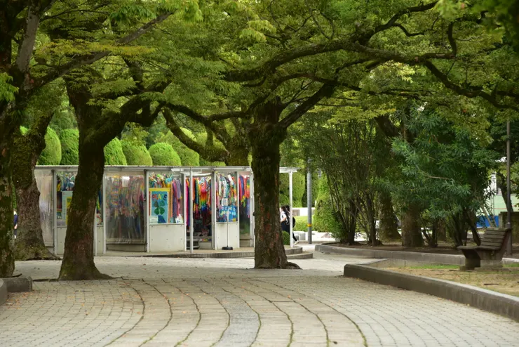 跨過元和橋後，便能看到原爆の子の像