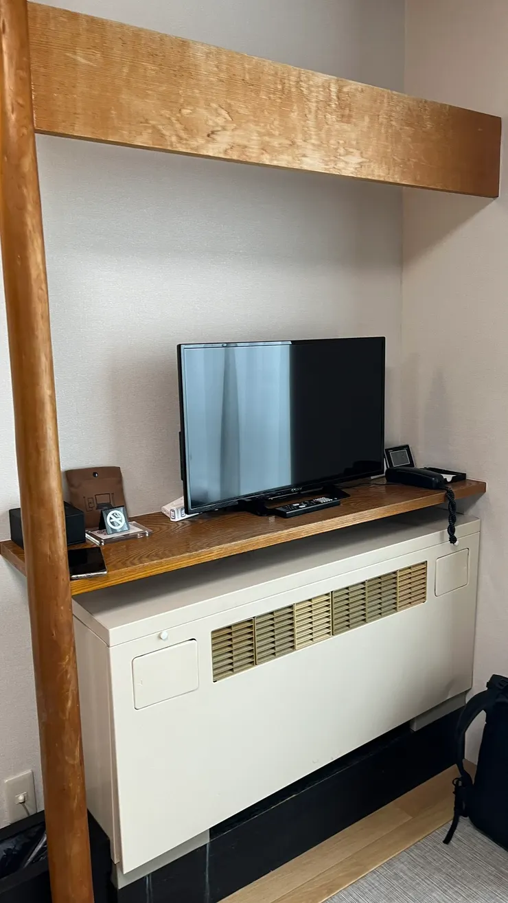 因為插座不夠多，因此有不少延長線。