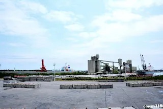 新車夾在工業港之中