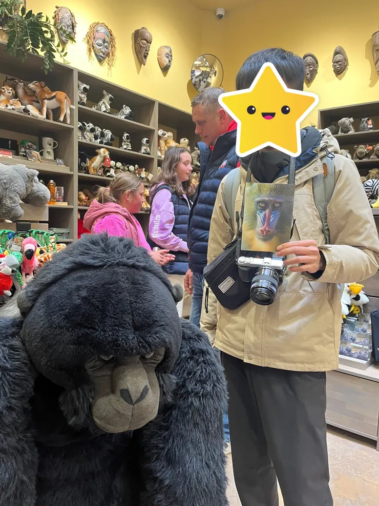 我還買了一個3D版的猴子明信片(我朋友一臉嫌棄的看著我。)