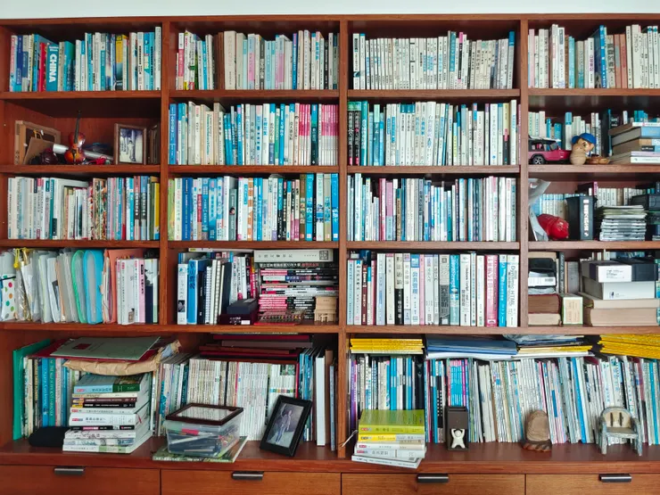 此非學校研究室，是我家書房，書櫃的書有前後兩排，很苦惱如何斷捨離呢！