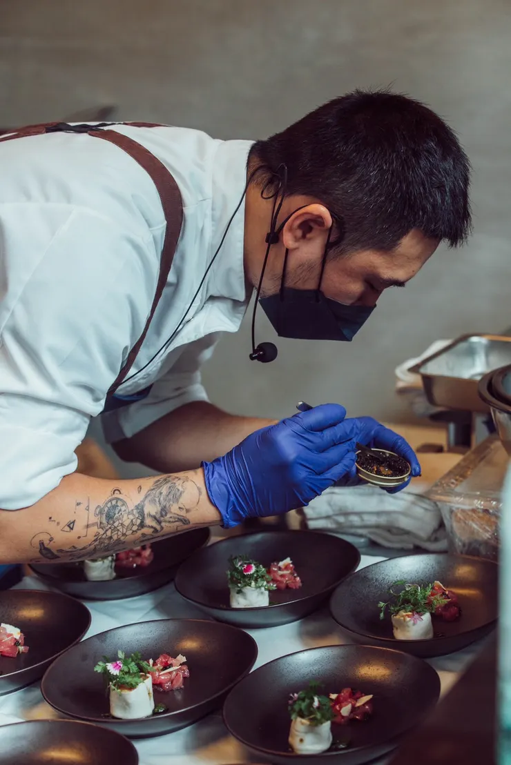 江懿軒受高雄市政府之邀，製作這道「慢慢弄莫札瑞拉卷皮東港鮪魚塔塔黑魚子」。（照片提供／江懿軒）