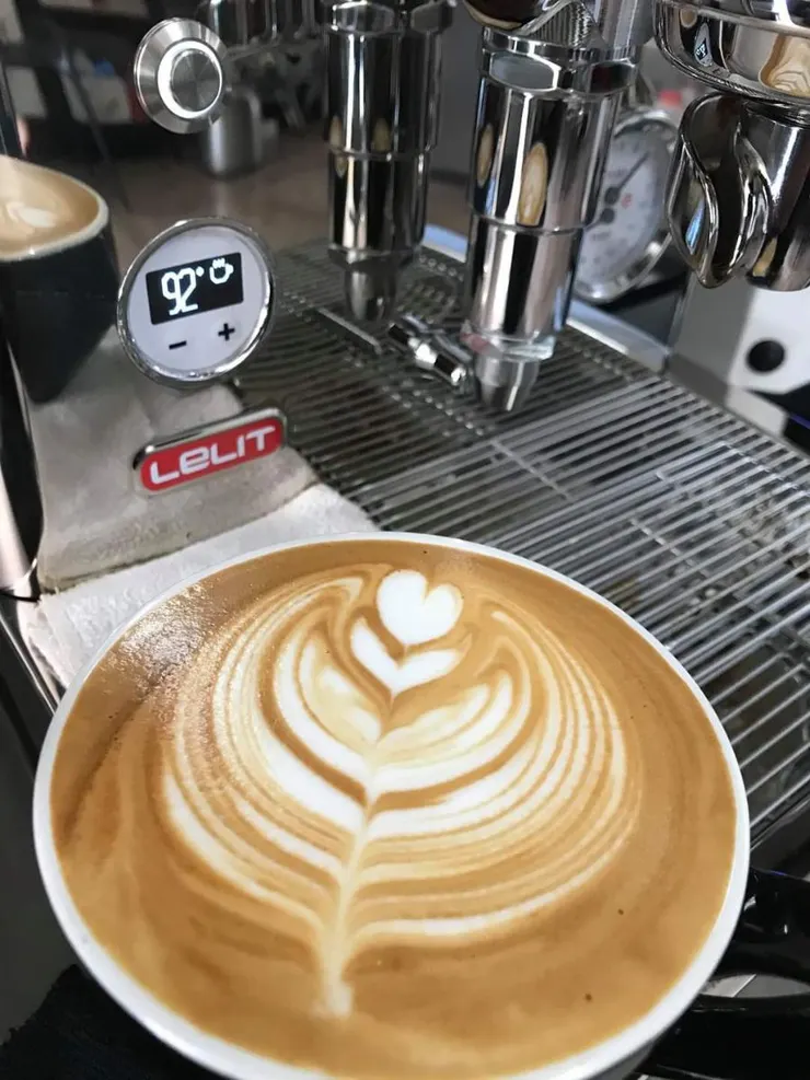 今天這杯咖啡拉花 我想贈與給我的鄰居伯母