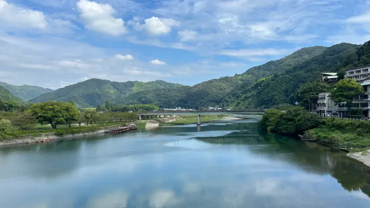 前方還有人在遊船。