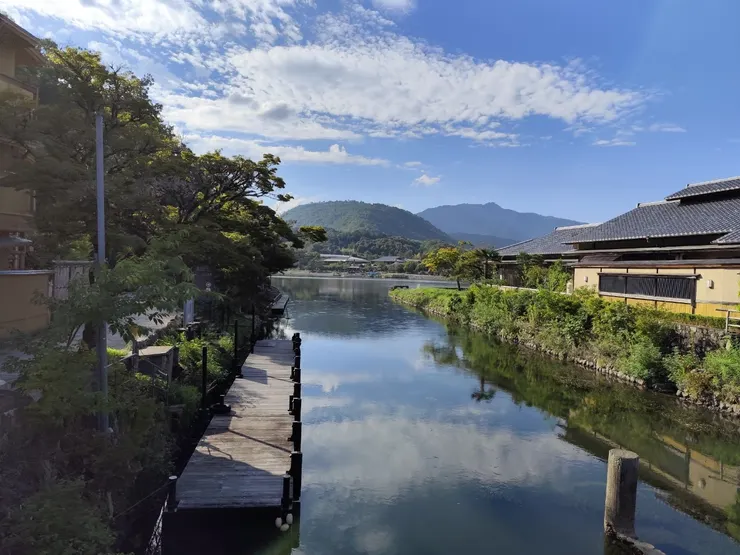 個人覺得大堰川橋上橫拍，這樣的景色也不錯呀😄