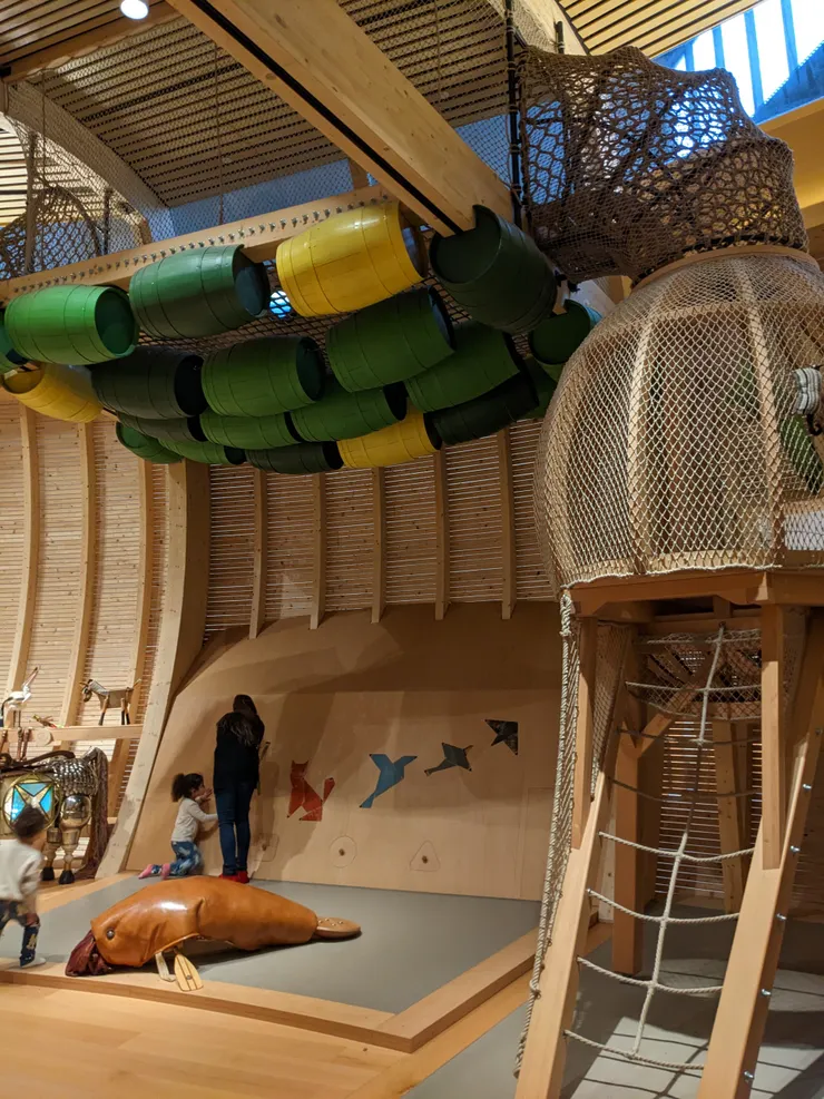 超高的水蛇攀爬網，挑戰體力及膽識