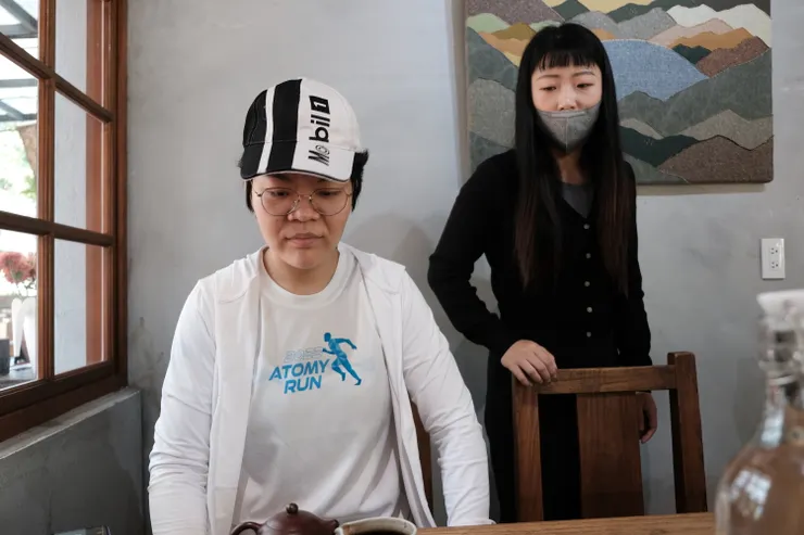 幸運地由店主親自指導泡茶技巧