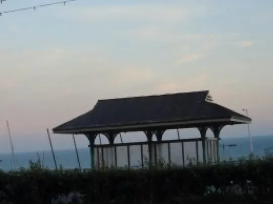 正對Brighton希爾頓飯店的海景。