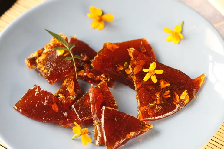 做完冰糖葫蘆，剩餘的花糖漿冷卻後，就是香美可口的「芳香萬壽菊花香糖」了