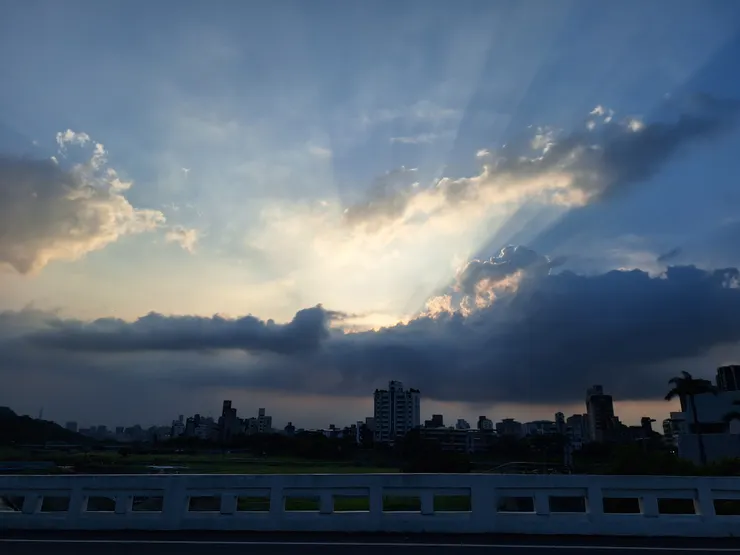 當然不能忘記難得拍到的雲隙光!