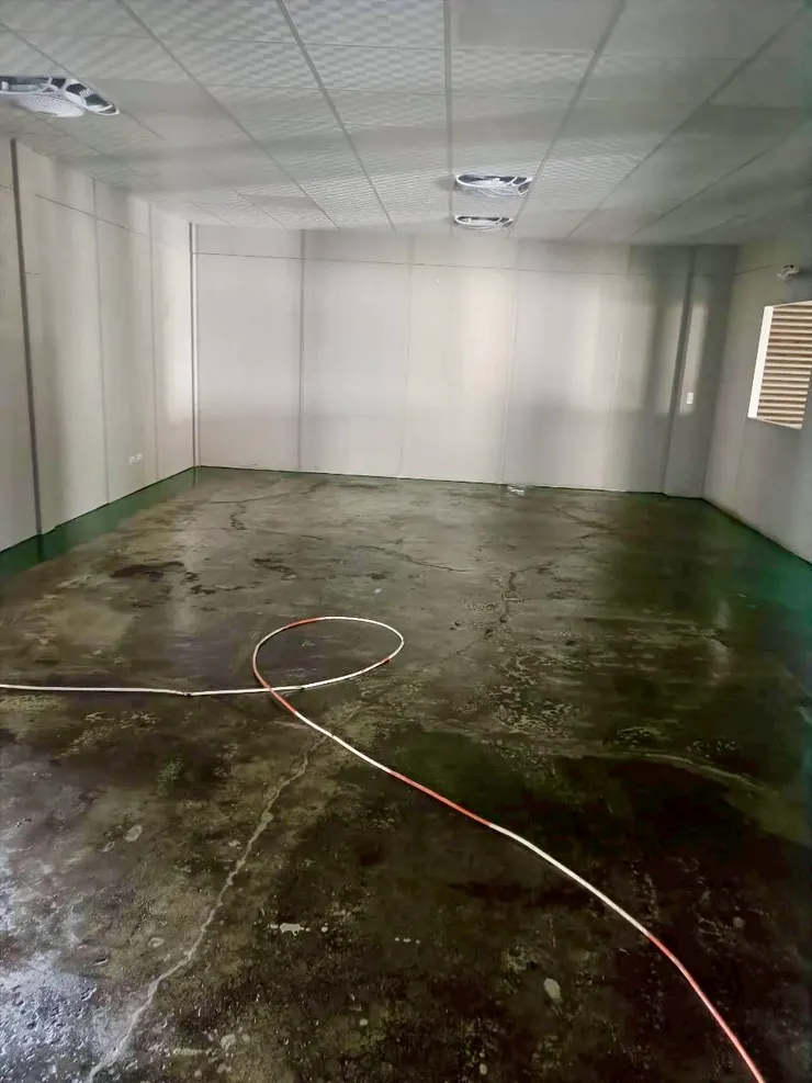 底漆塗佈是關鍵，能有效防止後續面漆剝落，延長使用壽命。