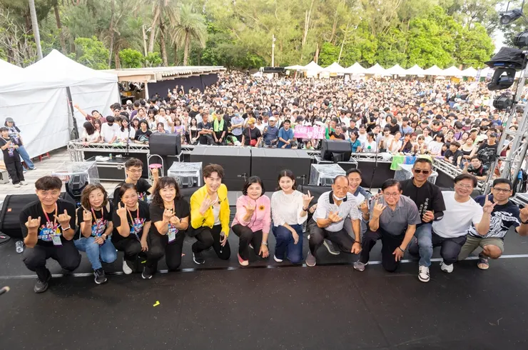 由雲林縣長張麗善領軍，帶領多位貴賓和重量級藝人揭幕2025雲西海洋音樂季，掀起海岸派對高潮。圖/雲林縣政府提供