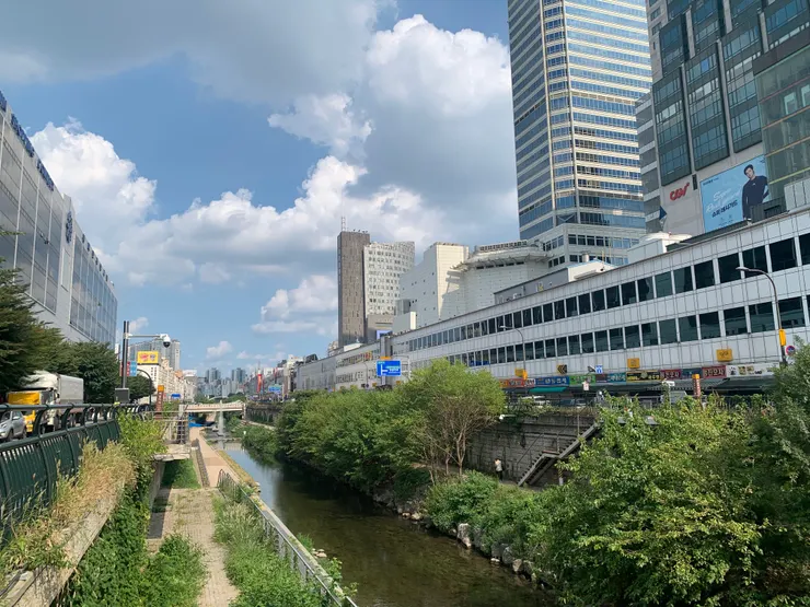 白天的清溪川，看起來就是一台普通的小溪。夜晚燈光的加持之後，可能會更美吧。