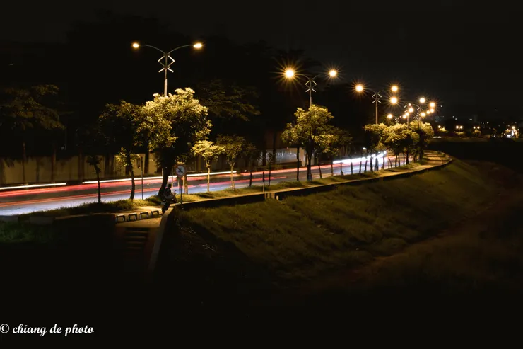 我在人行道等你 但這裡不允許我待著