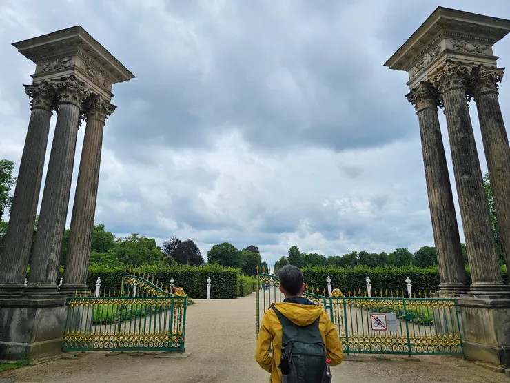 門口的兩座羅馬式列柱