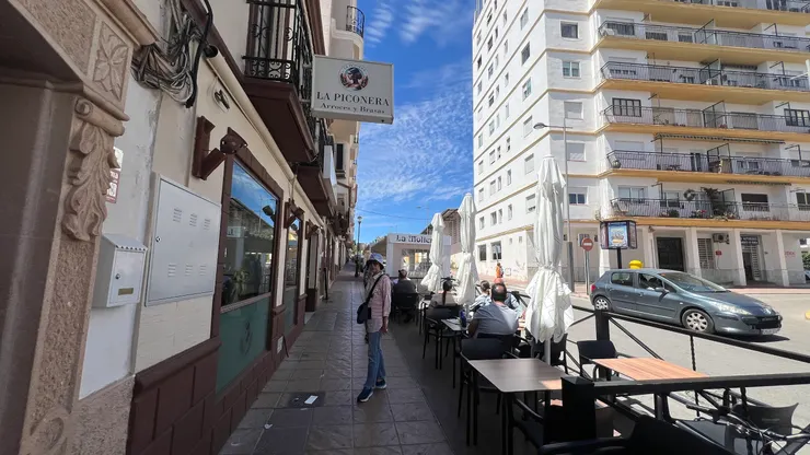 店門口，後來連戶外都坐滿。