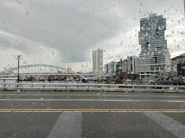 雨中的影島大橋，第一次在釜山搭公車